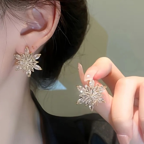 NEW WINTER CRYSTAL SNOWFLAKE STUD EARRINGS GOLD 18k PLATED - Picture 5 of 7